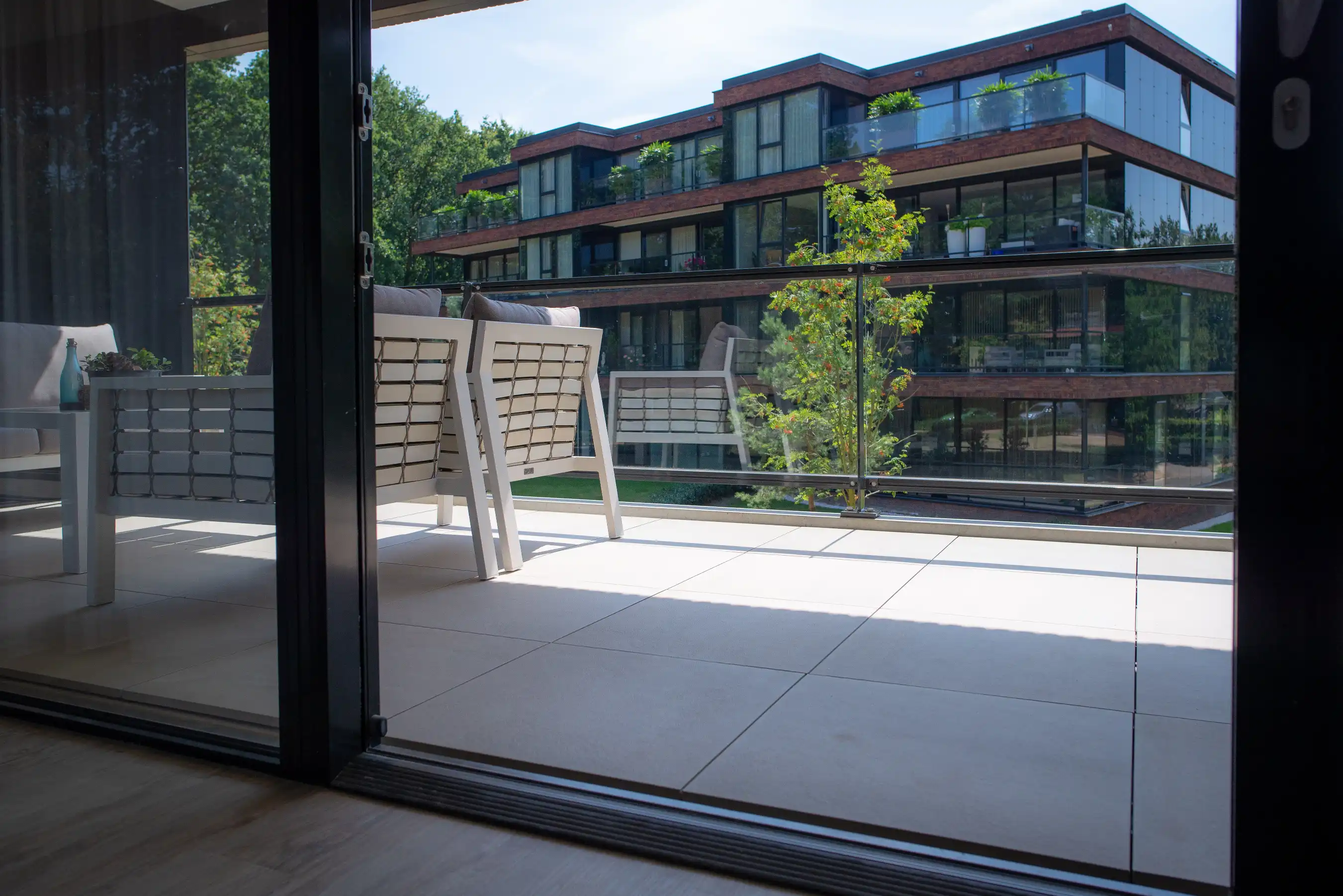 Luxe balkon met zwevend terras