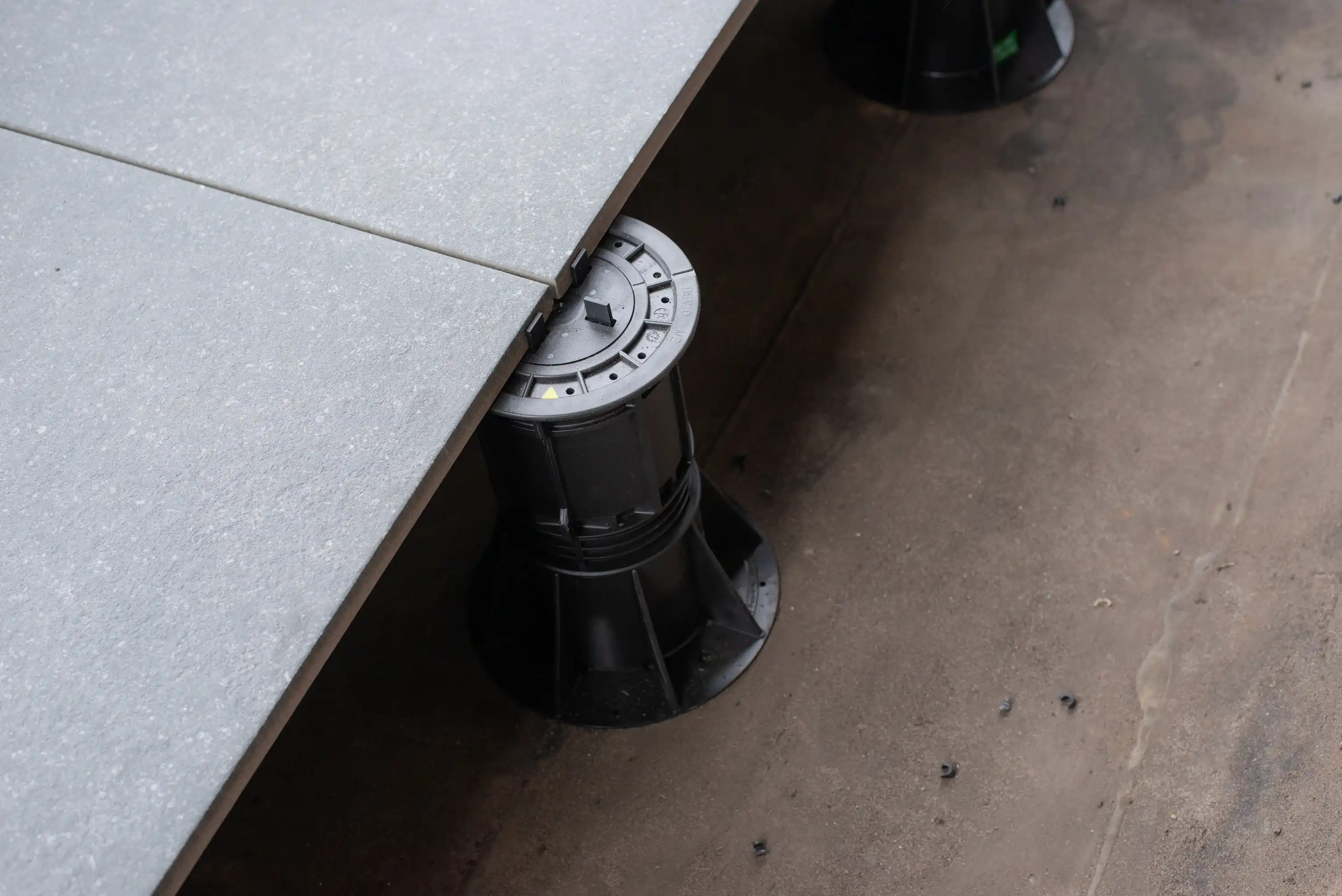 tegel op verstelbare dragers