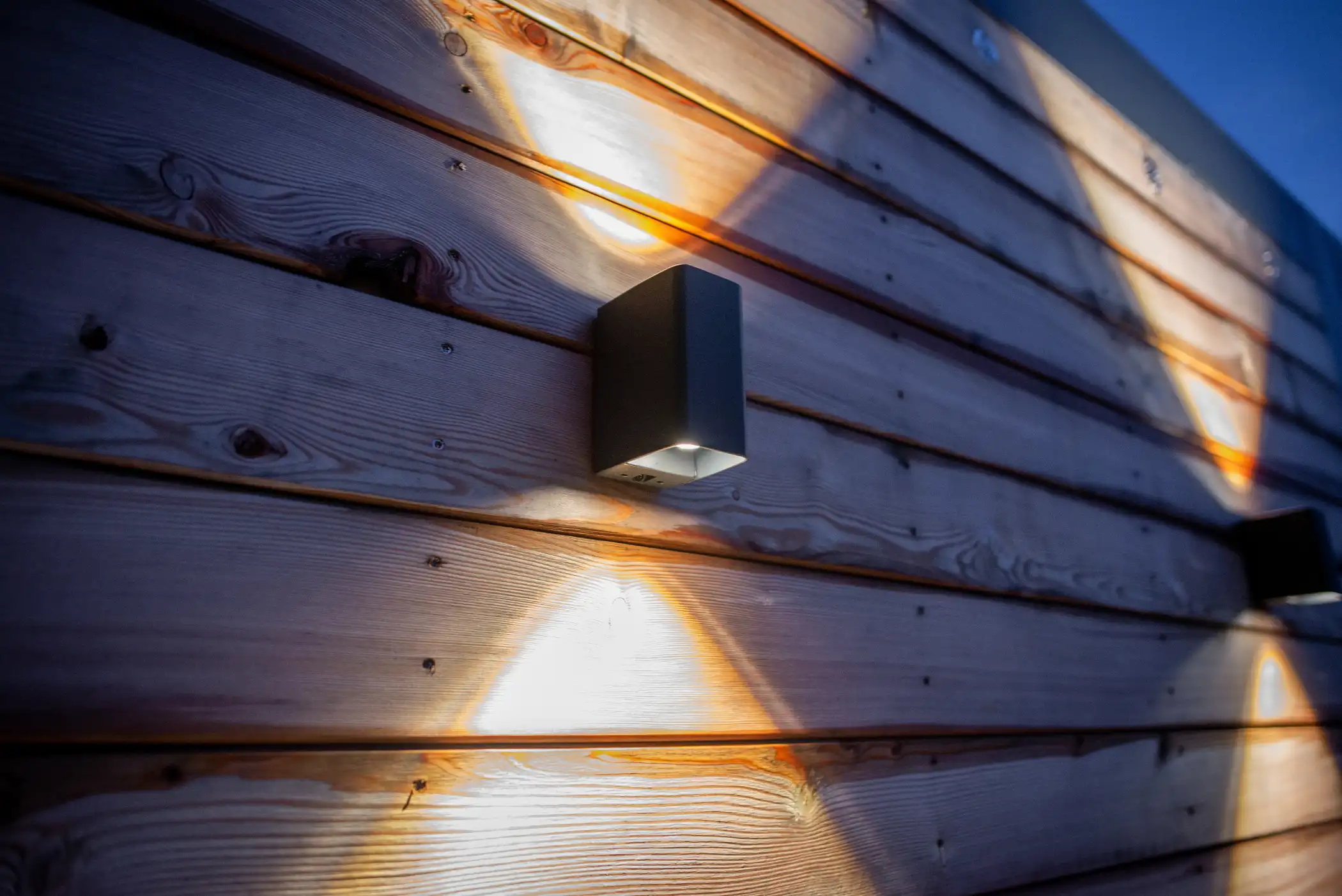 Wall up and down lamp van Inlite