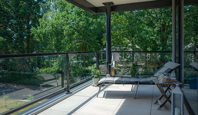 Luxe balkon met keramische tegels in Amersfoort