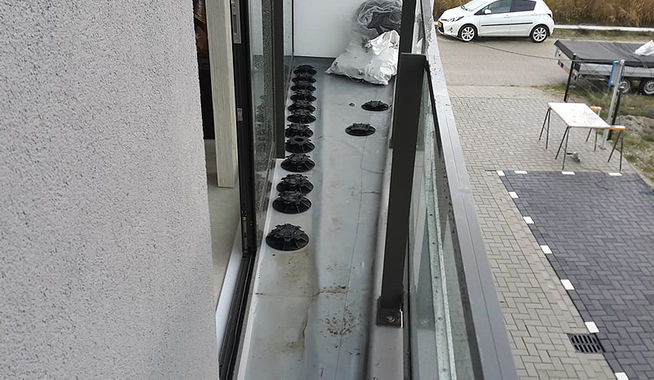 Keramische tegels op twee balkons in Almere