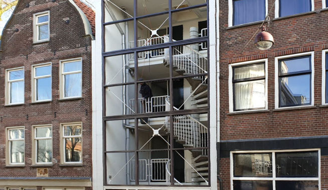 Compleet trappenhuis betegelen in hartje Amsterdam