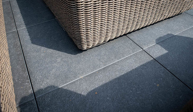 Balkonterras met grijze keramische 60x60-tegels