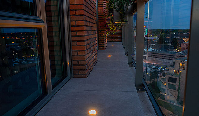 Balkon met keramische tegels en verlichting Den Bosch
