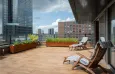 Dakterras Rotterdam met bloembakken en verlichting