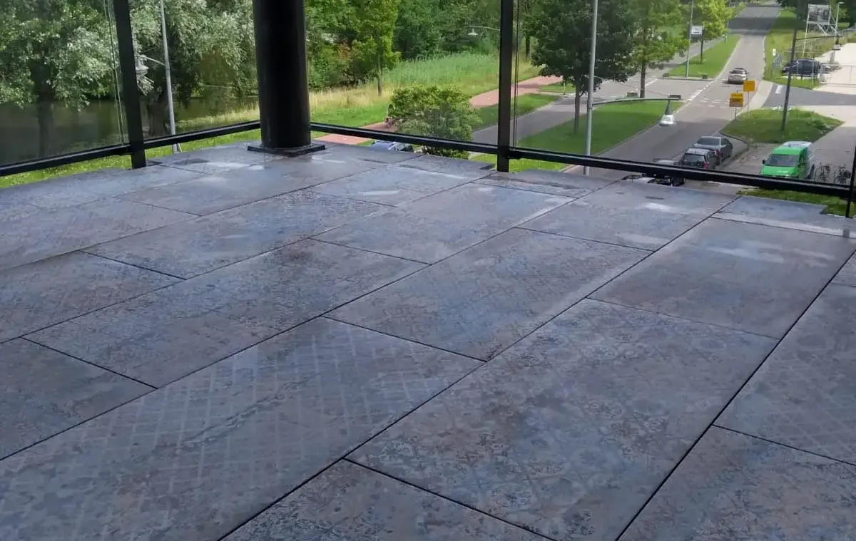 Tegels met klassiek patroon op balkon Dordrecht