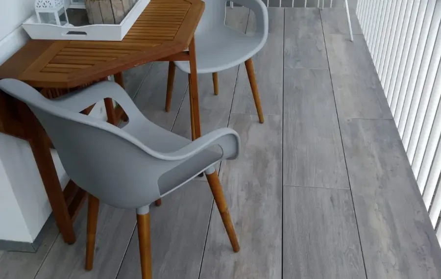 Trendy balkon met 30x120 cm houtlooktegels Utrecht