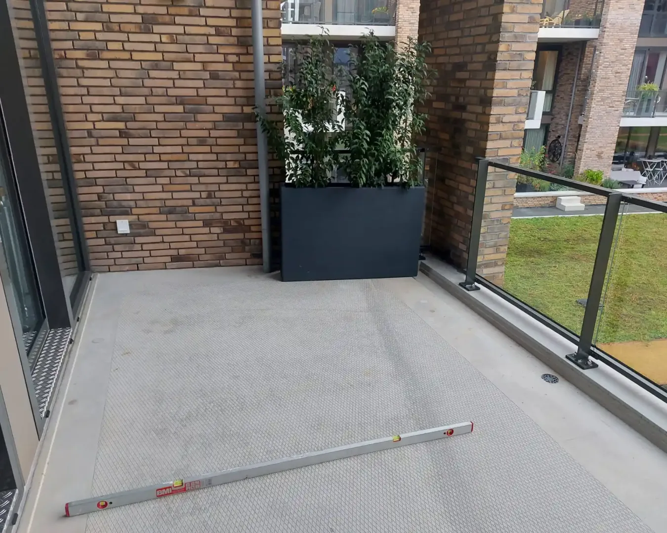 Dakterras met grootformaat 90x90-tegels in Breda