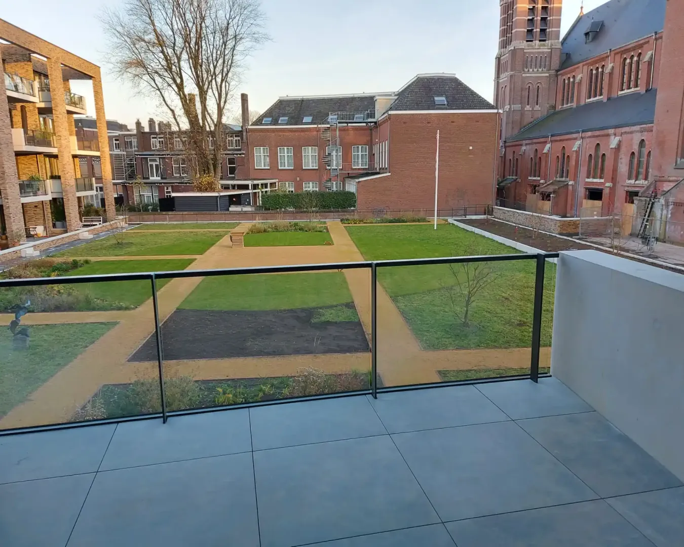 Dakterras met grootformaat 90x90-tegels in Breda