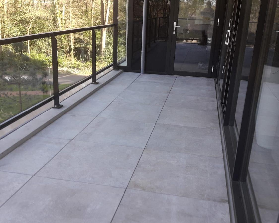 Luxe balkon met keramische tegels in Amersfoort