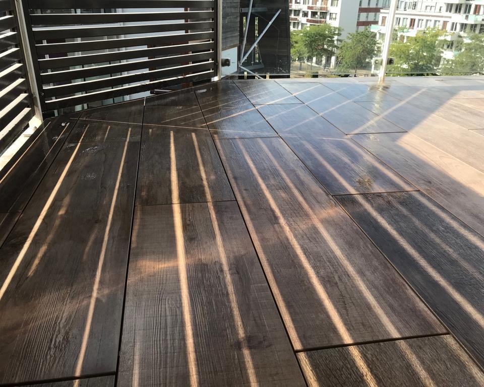 Houtlooktegels leggen op balkon in Den Bosch