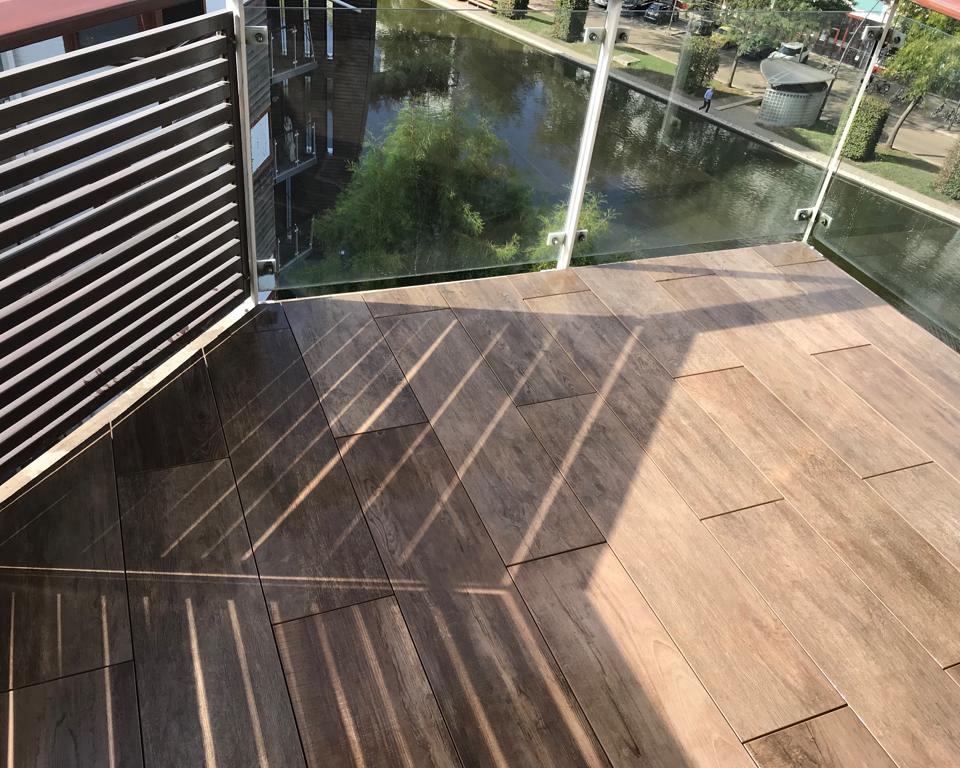 Houtlooktegels leggen op balkon in Den Bosch