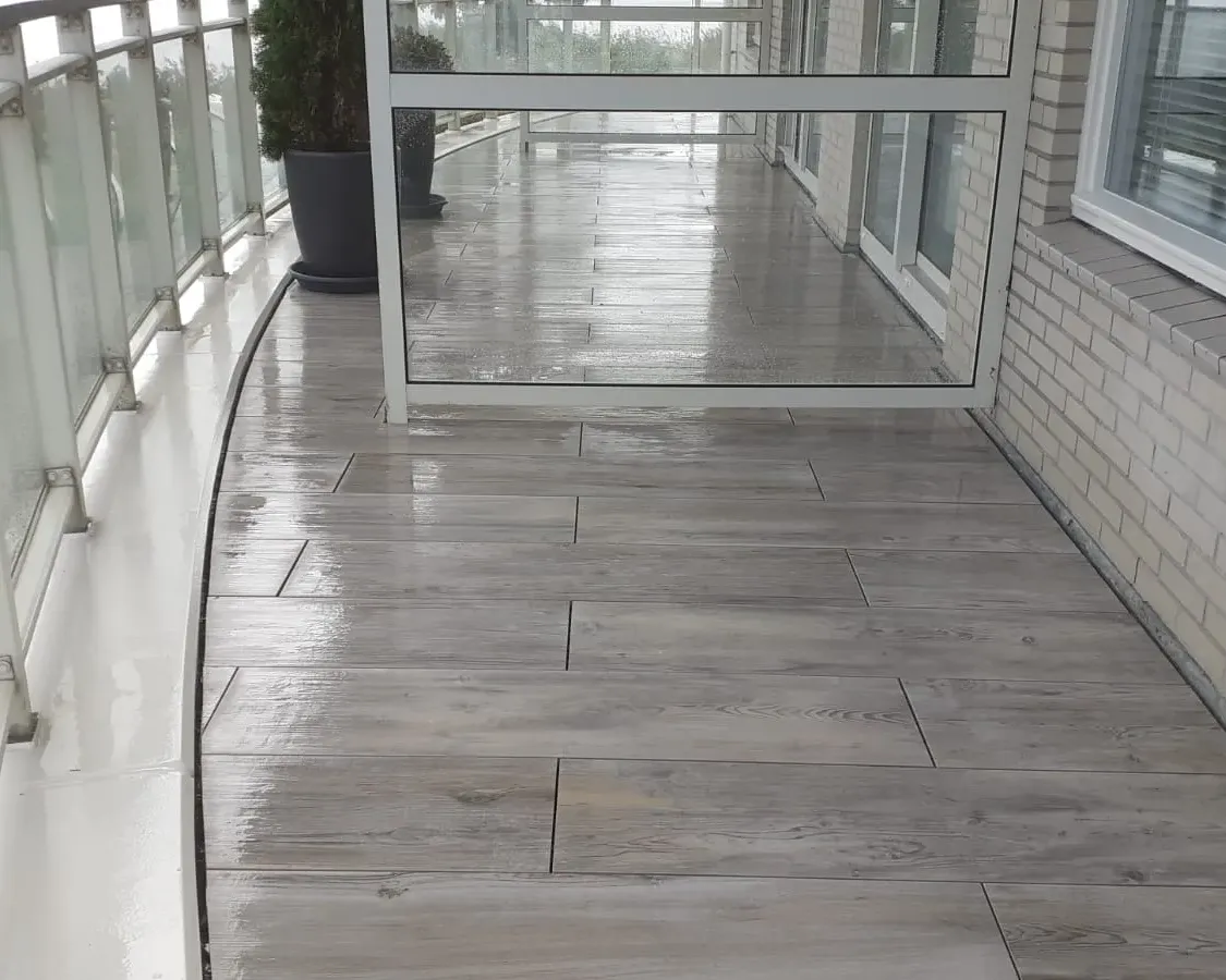 Dakterras Huizen met tegels rond en schuin gezaagd
