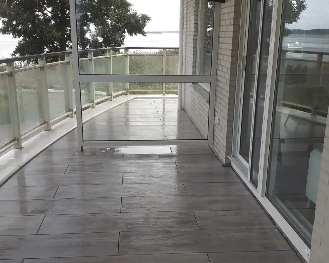 Dakterras Huizen met tegels rond en schuin gezaagd