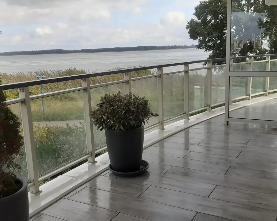 Dakterras Huizen met tegels rond en schuin gezaagd