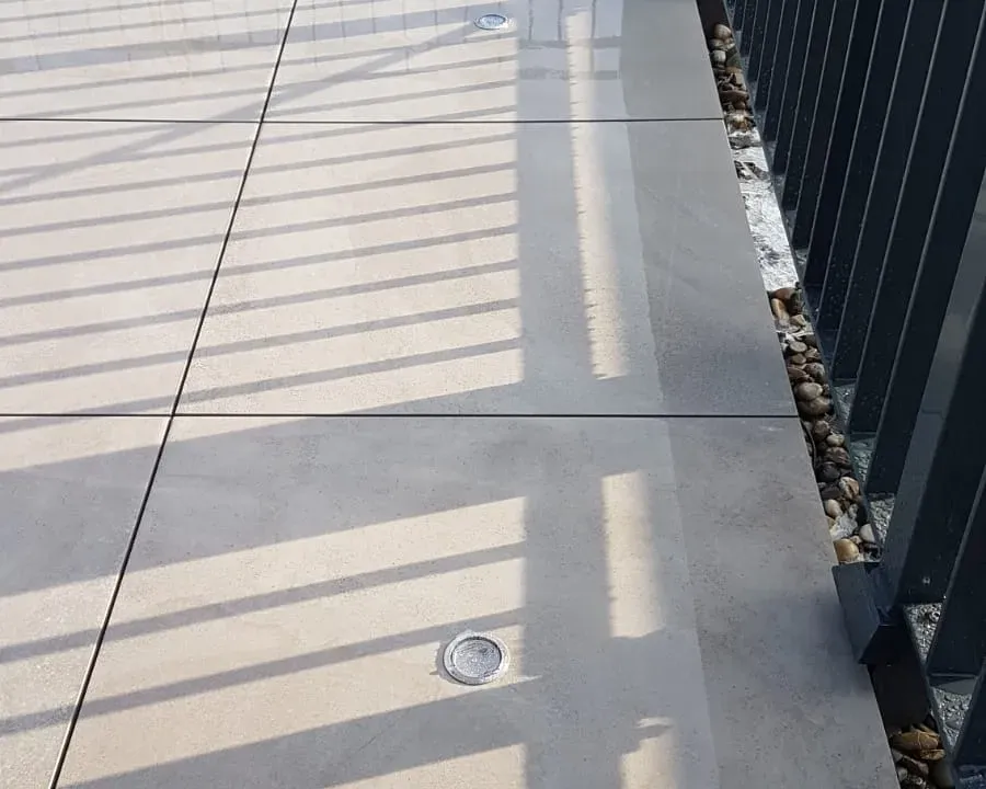 Dakterras met grote 80x80-tegels in Veldhoven