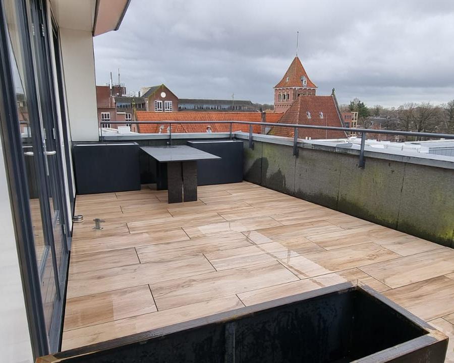 Dakterras aanleggen met luxe tegels in Zeist