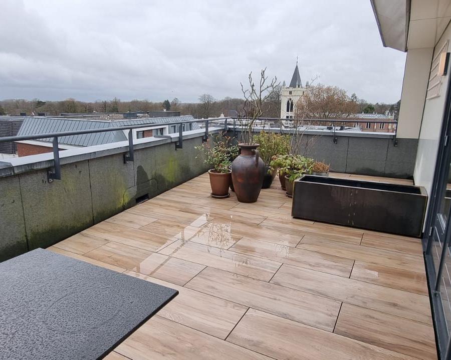 Dakterras aanleggen met luxe tegels in Zeist