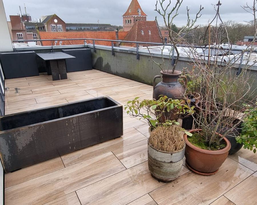 Dakterras aanleggen met luxe tegels in Zeist