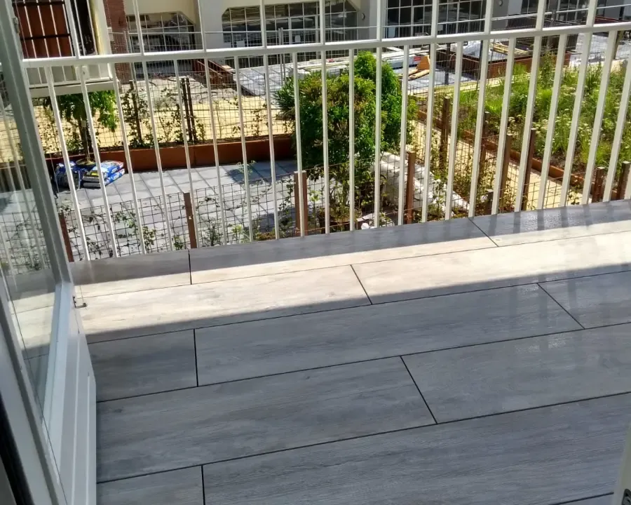 Trendy balkon met 30x120 cm houtlooktegels Utrecht
