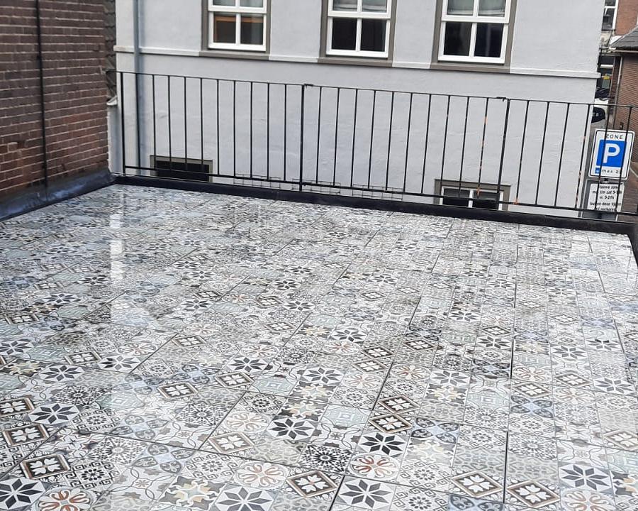 Dakterras met Studio Stamp mozaïektegels 50x100 cm