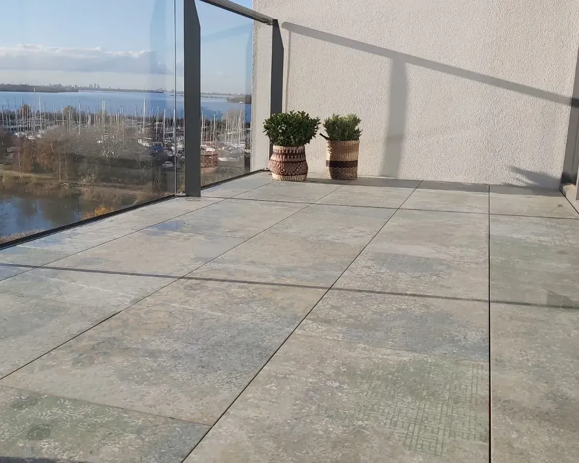 Balkon met unieke vloer in Almere