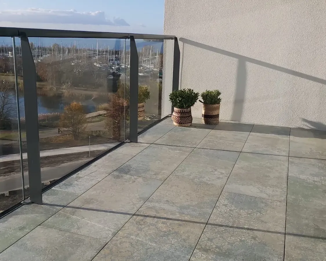 Balkon met unieke vloer in Almere