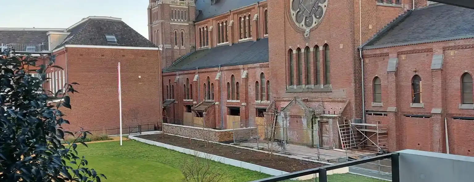 Dakterras met grootformaat 90x90-tegels in Breda