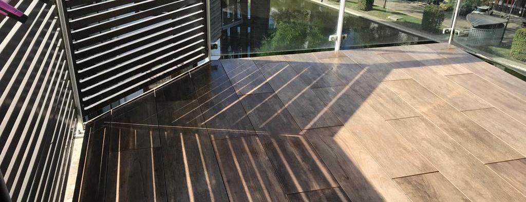 Houtlooktegels leggen op balkon in Den Bosch
