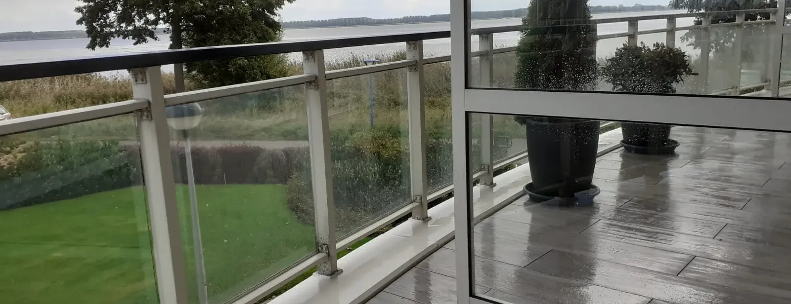 Dakterras Huizen met tegels rond en schuin gezaagd