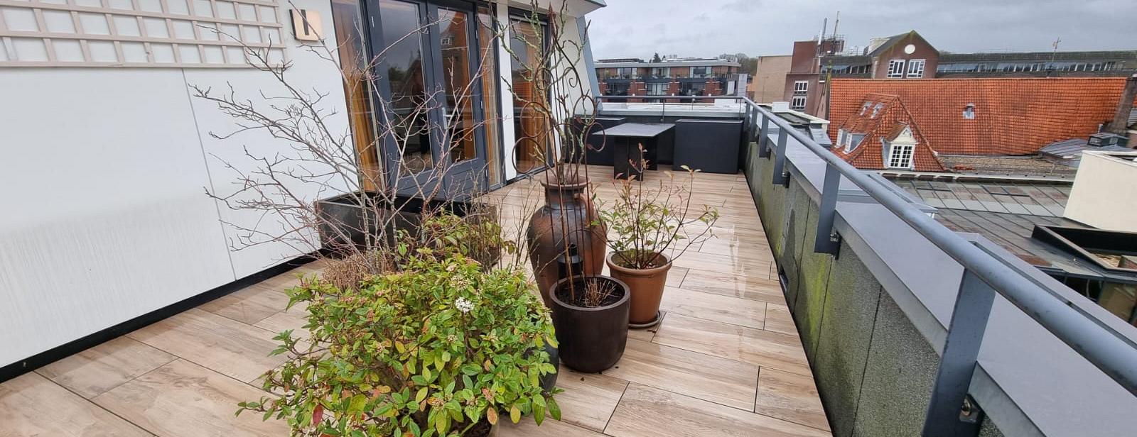 Dakterras aanleggen met luxe tegels in Zeist