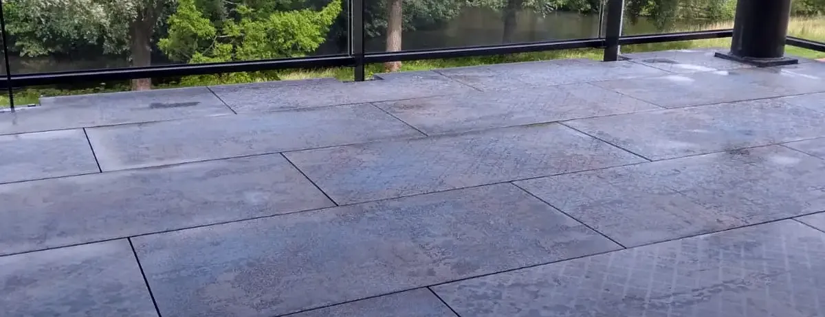 Tegels met klassiek patroon op balkon Dordrecht