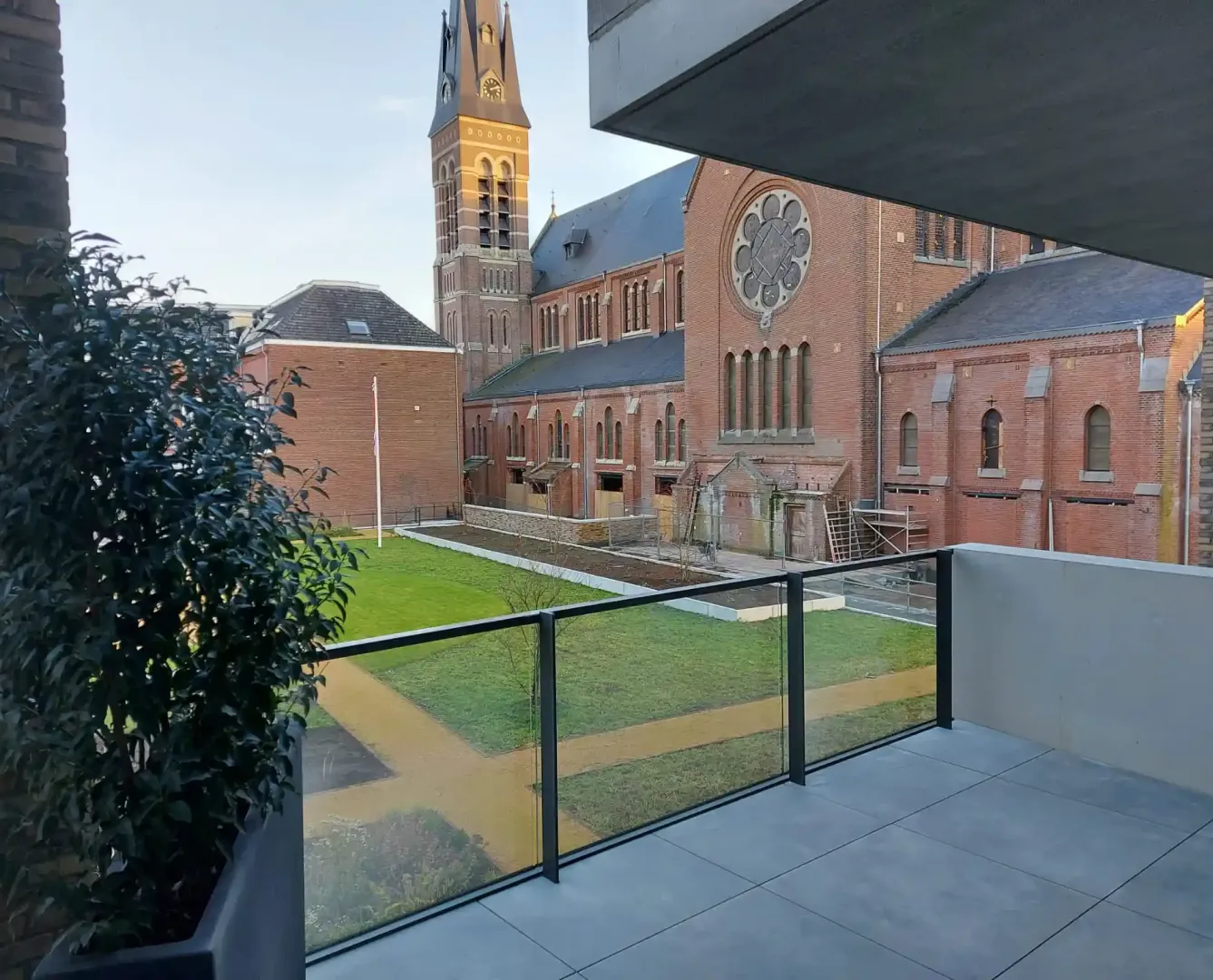 Dakterras met grootformaat 90x90-tegels in Breda