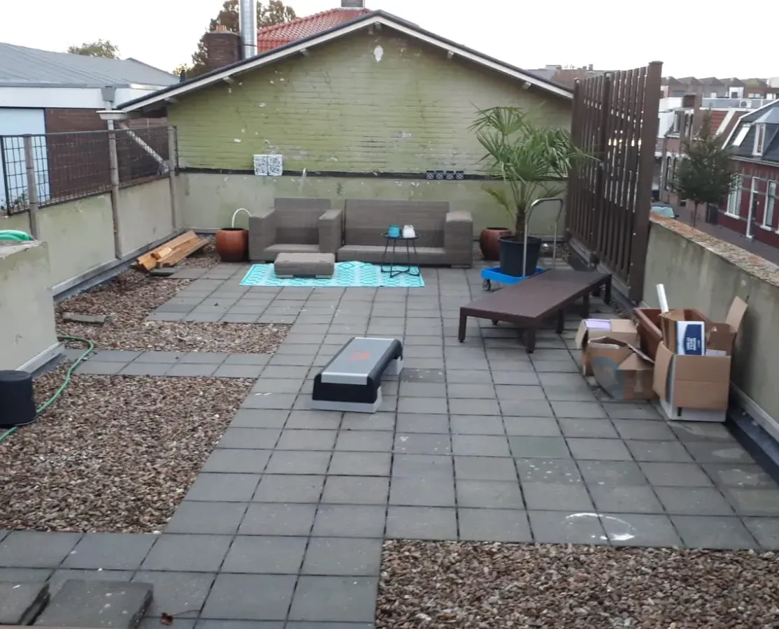 Groot terras van keramische tegels in Aalsmeer