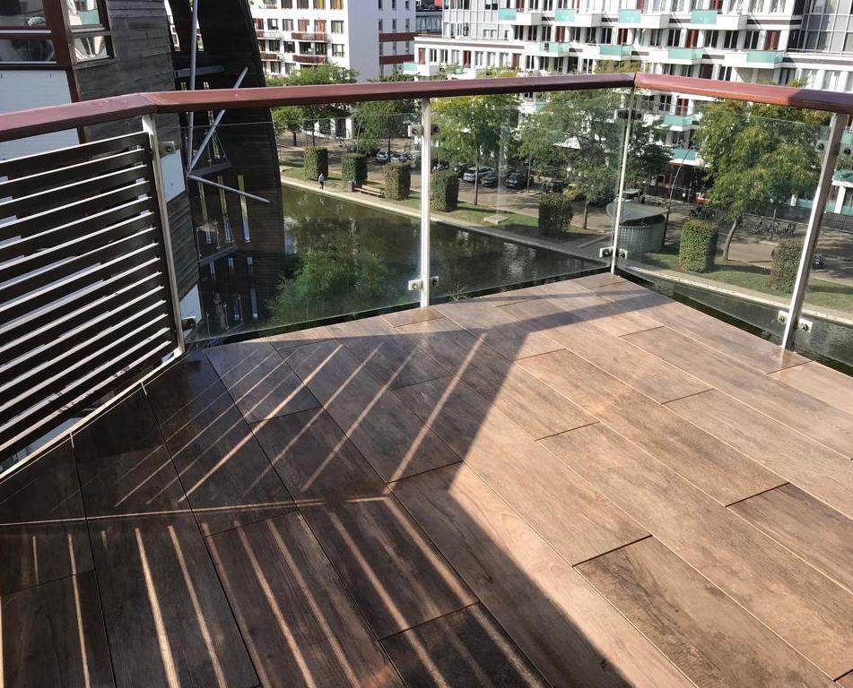 Houtlooktegels leggen op balkon in Den Bosch