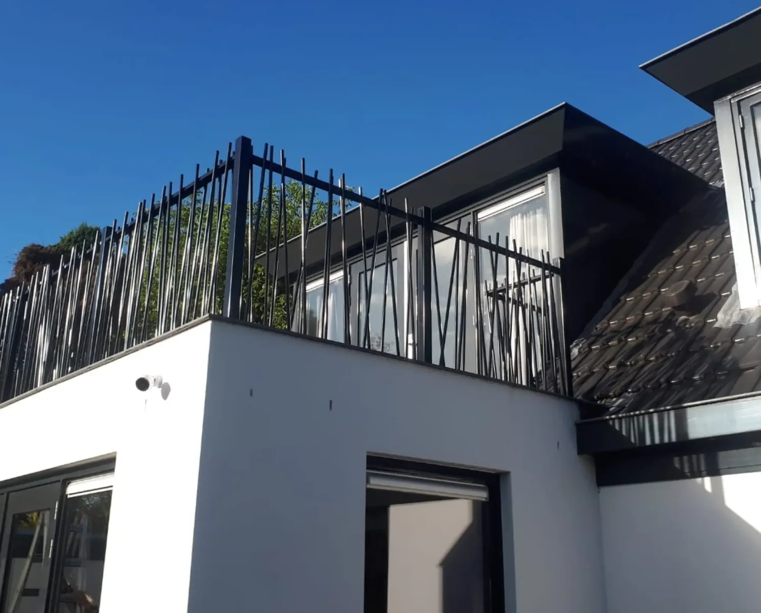 terras met uniek hek