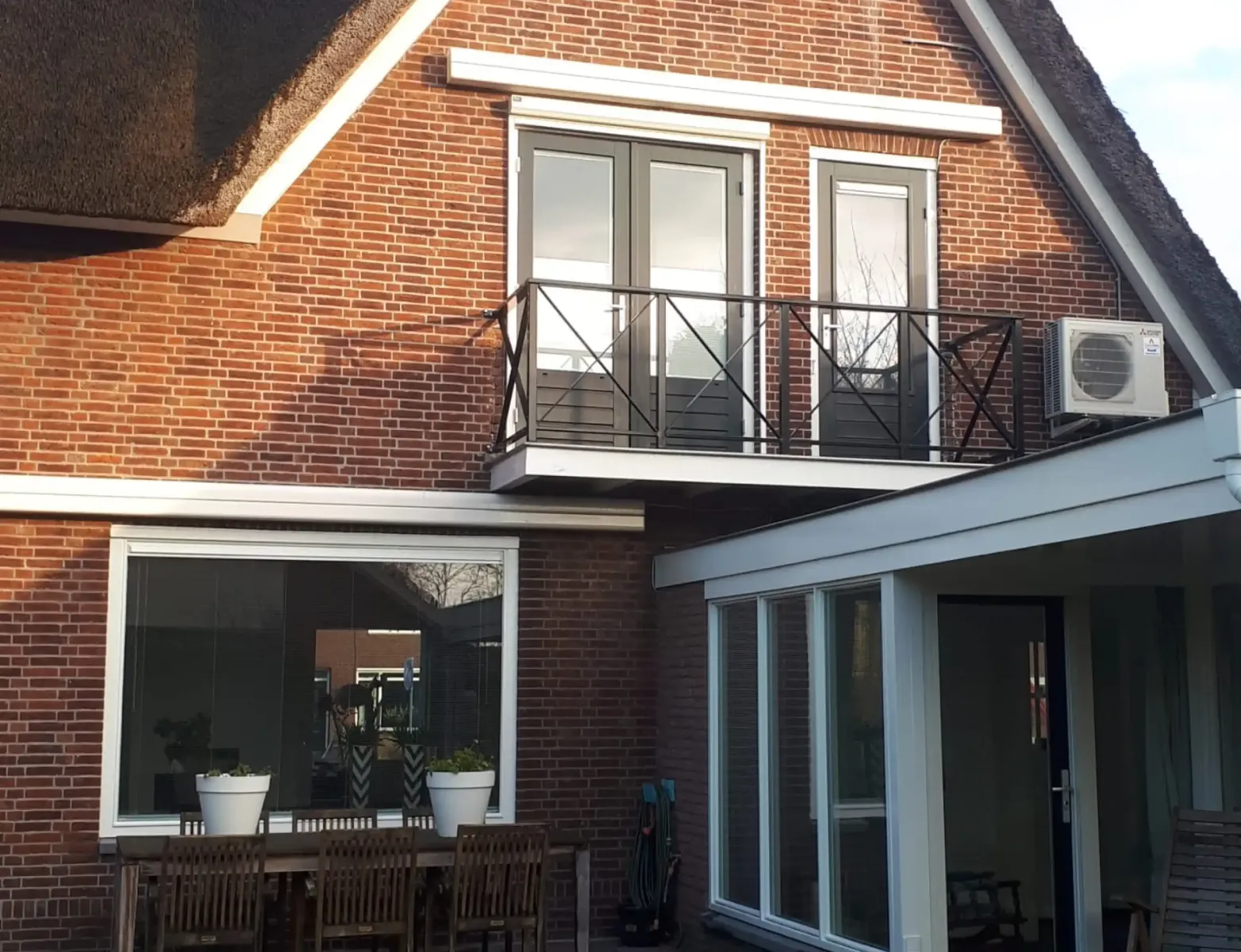 balkon met zwart hek
