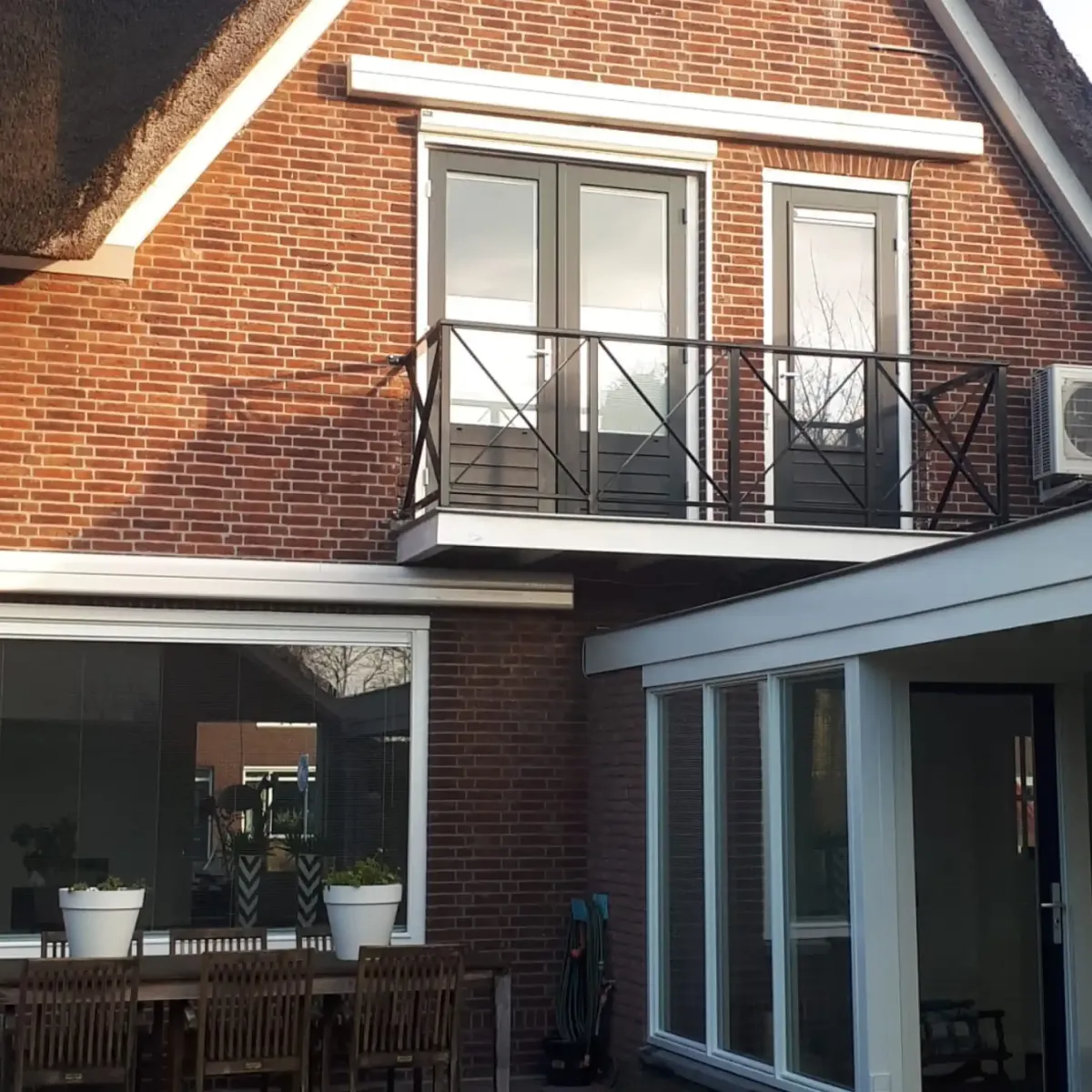 balkon met zwart hek