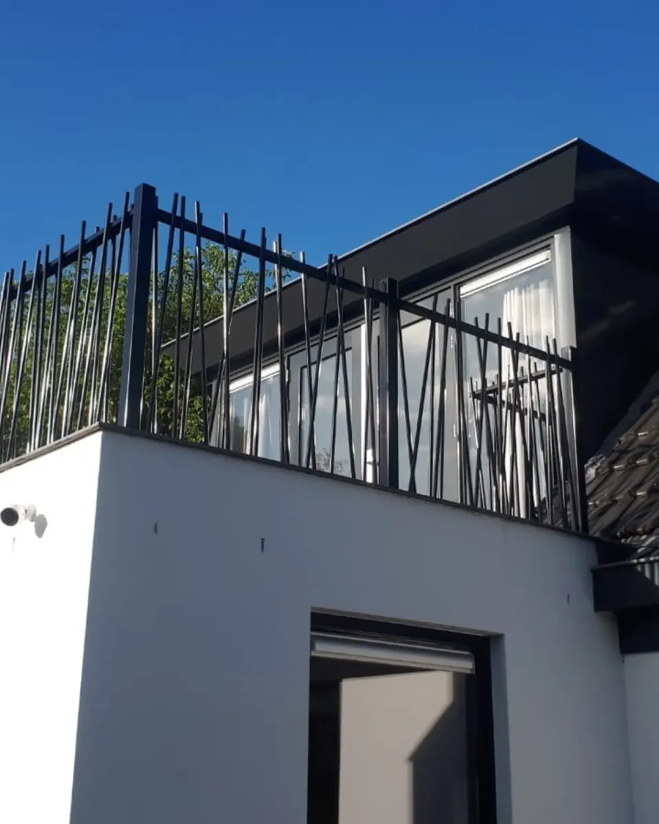 terras met uniek hek