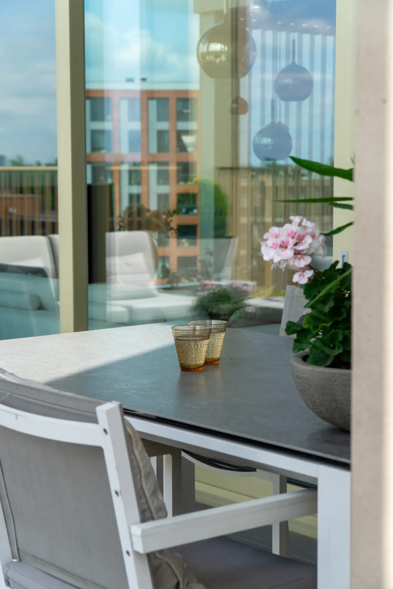 twee glazen op dakterras 