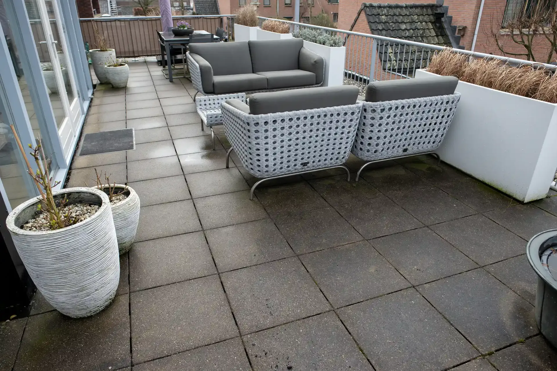 oude dakterras met betontegels
