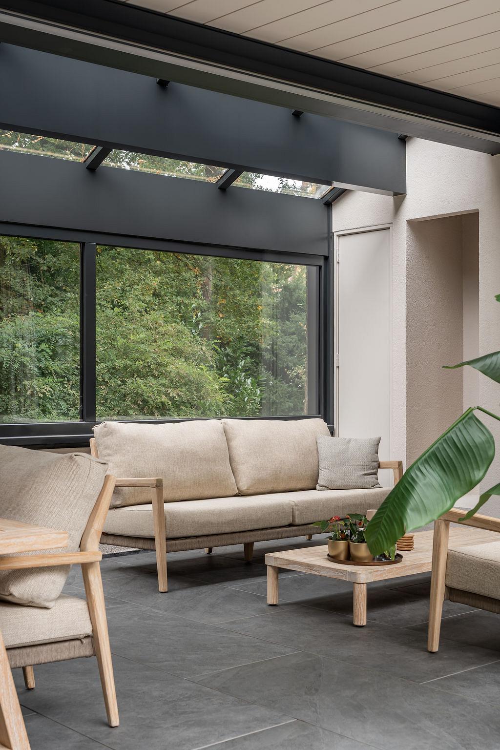 beige bank in overkapping