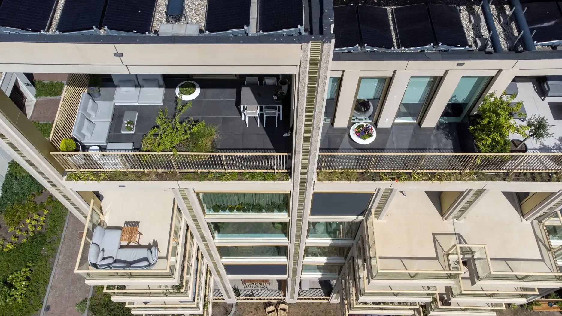 drone foto van dakterras in utrecht met donkere tegels