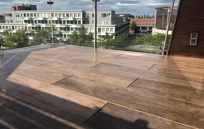 Houtlooktegels leggen op balkon in Den Bosch