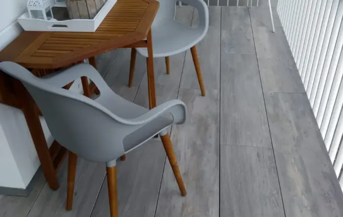 Trendy balkon met 30x120 cm houtlooktegels Utrecht