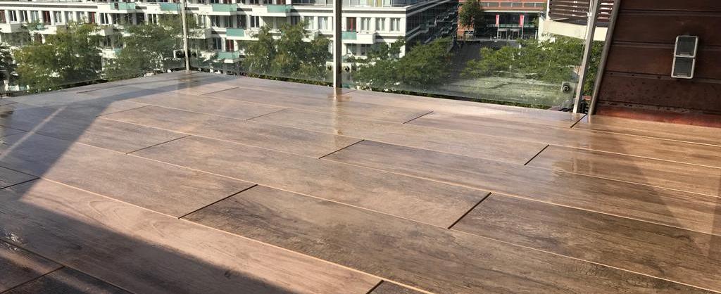 Houtlooktegels leggen op balkon in Den Bosch