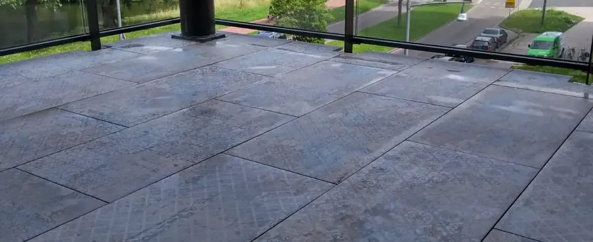 Tegels met klassiek patroon op balkon Dordrecht