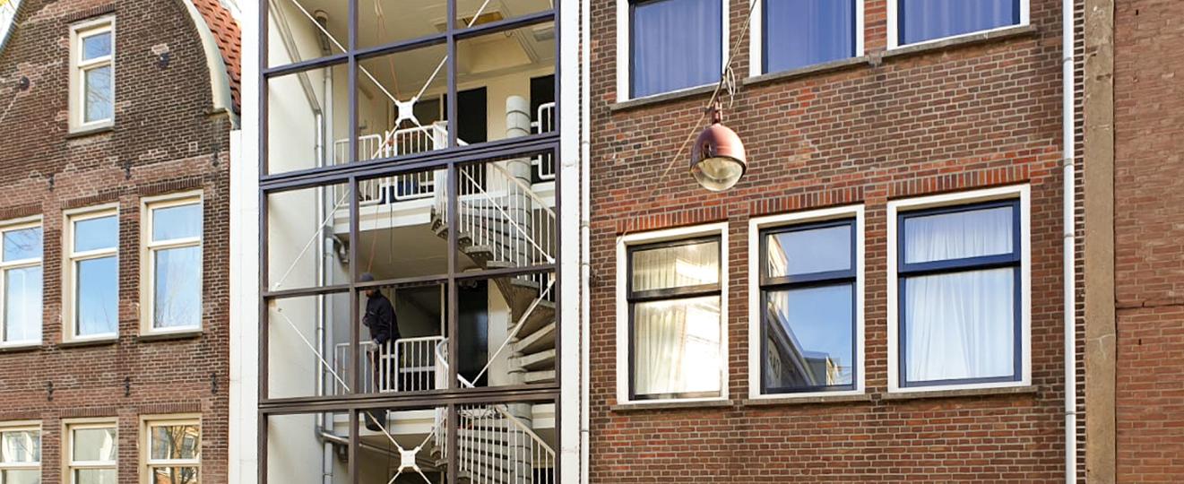 Compleet trappenhuis betegelen in hartje Amsterdam