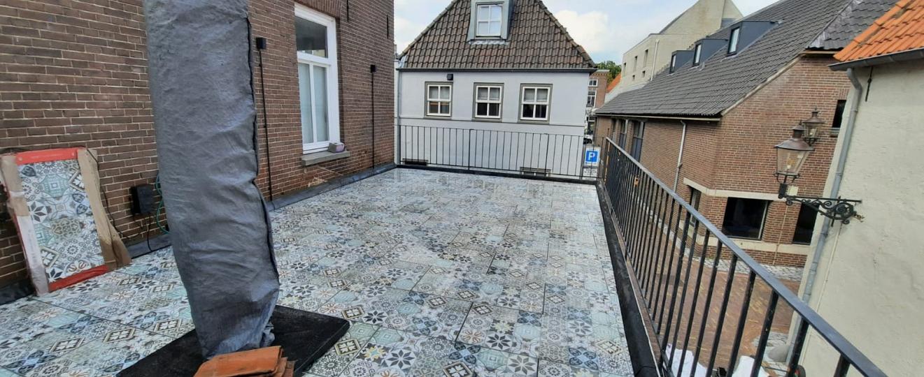 Dakterras met Studio Stamp mozaïektegels 50x100 cm