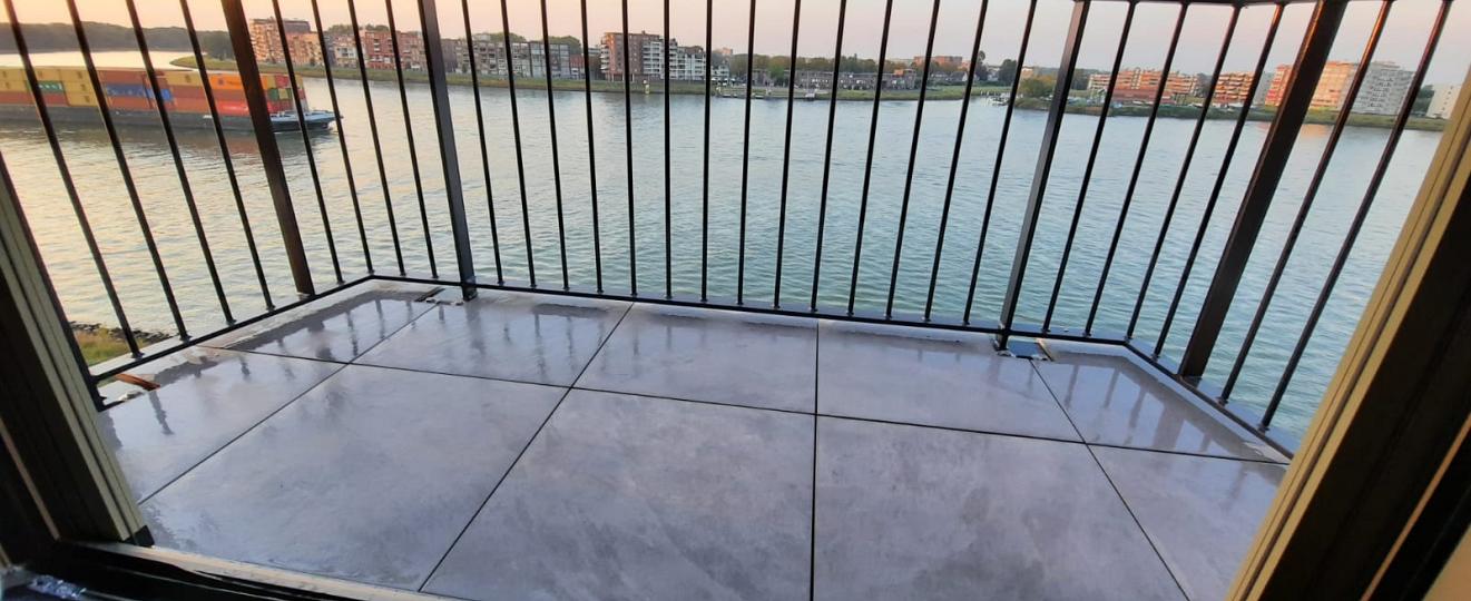 Balkons Dordrecht met 60x60 steenlook tegels